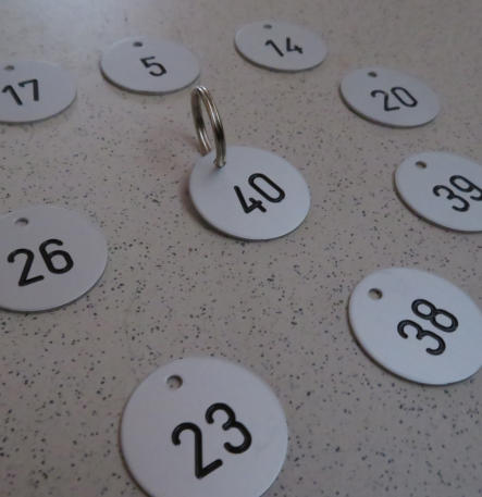 Aluminium-Ronden mit Lochbohrung und vorderseitiger Gravur