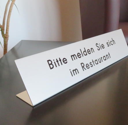 Tresenaufsteller winkelförmig Einzelanfertigung Aluminium mit Gravur