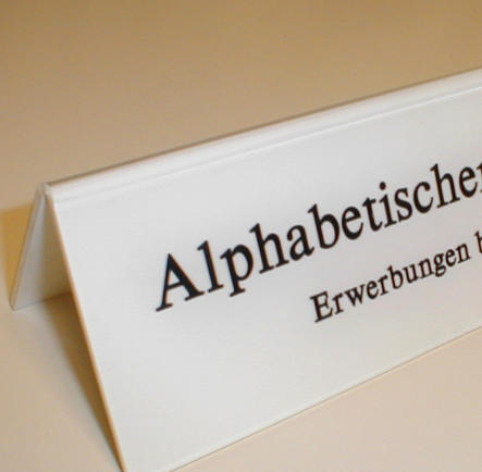 Tischaufsteller dachförmig aus Plexiglas einseitig beschriftet