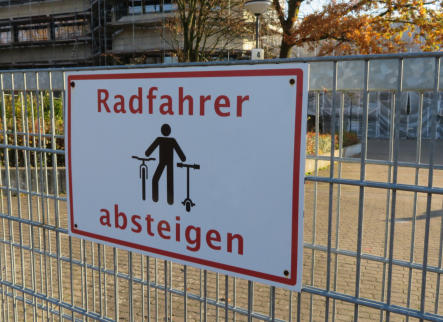 individuelles Hinweisschild an einem Grundstückszaun