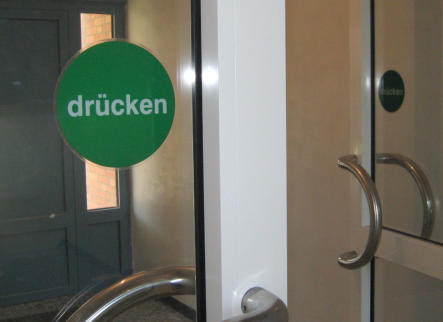 Klebeschilder auf Ein- und Ausgangstüren