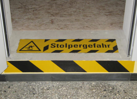 rutschhemmende Warnmarkierungen im Stufenbereich