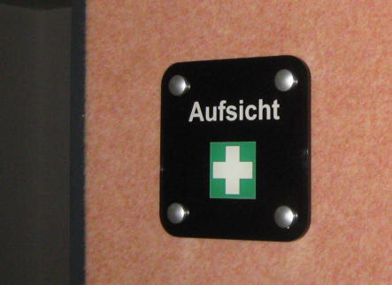 Plexiglas-Türschild mit graviertem Text und Zierkappen