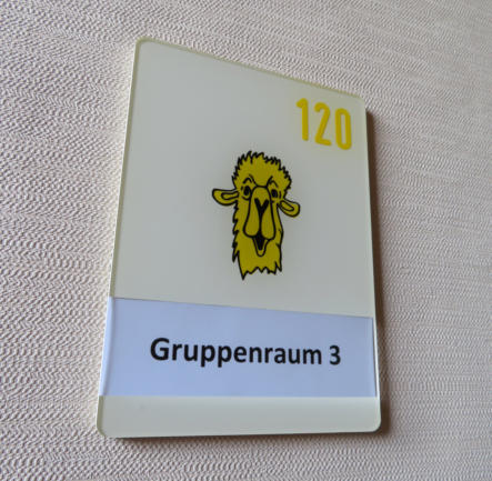 Plexiglas-Türschild mit graviertem Festtext, Farbmotiv und Textnut für Papiereinschub