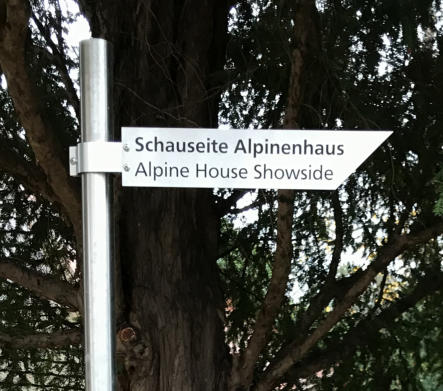 individueller Wegweiser Edelstahl mit Folienplott und Designschelle an Edelstahlrohr