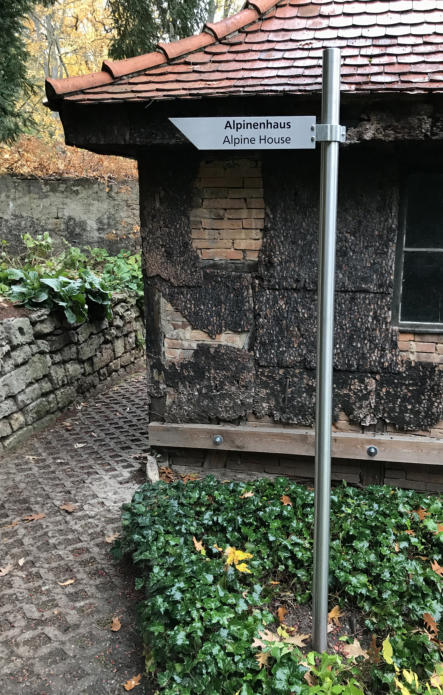 Wegweiser Nirolux mit Edelstahl-Paneel und Alu-Manschette