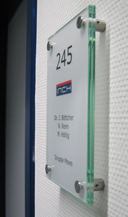 Türschild in 2-Scheiben-Bauweise mit klassischen Punkthaltern