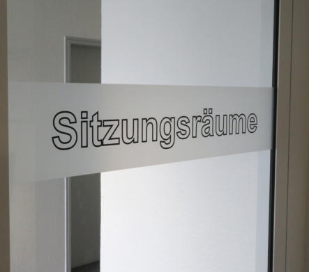 Konturschriftzug freistehend mit Glasdekorfolie im Hintergrund