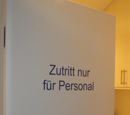 Hinweisbeschriftung mit freistehendem Folienplott