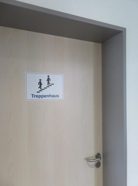 Kennzeichnung von Türen mit Folienaufklebern