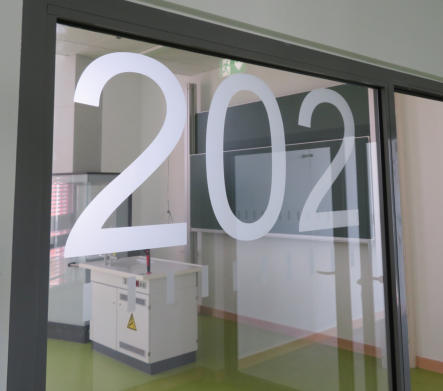 freistehende Glasdekorziffern als Raumkennzeichnung