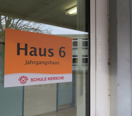 bedruckte Folie als Klebeschild am Gebäudezugang