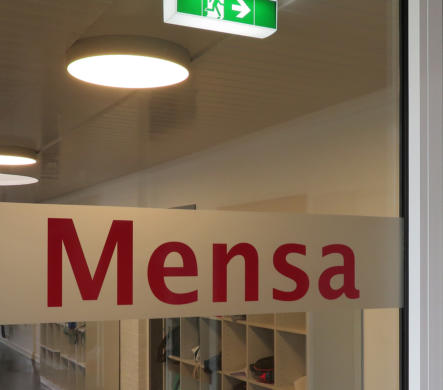 freistehender Folienschriftzug mit Grundierung aus Dekorfolie